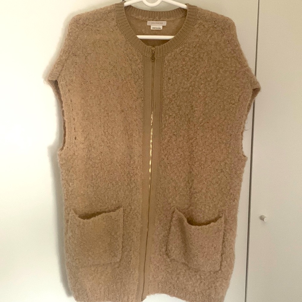Women sleeveless Beige front zipper sweater ( made in Korea)